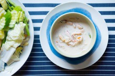 Hindistan cevizi sütü ve taze sebzeli yengeç, Tayland yemeği.