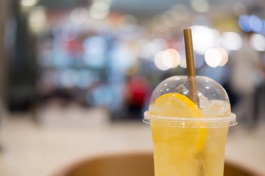 Limonata ve buzlu çay karışımı.