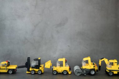 İnşaat alanı için ulaşım, kargo kamyonu, sondaj arabası, forklift, buldozer ve yol silindiri. İnşaat hizmetleri için makineler