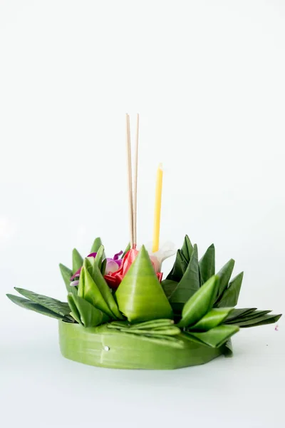 Krathong de handgemaakte drijvende gemaakt van bananenbladeren — Stockfoto