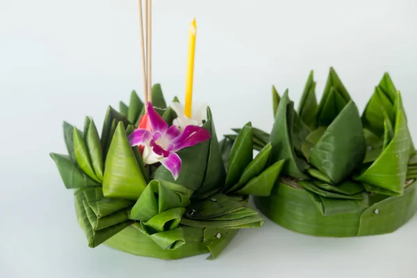 Krathong ručně vyráběné plovoucí z banánových listů a dekorace s barevnými květinami a mnoha druhy kreativních materiálů . — Stock fotografie