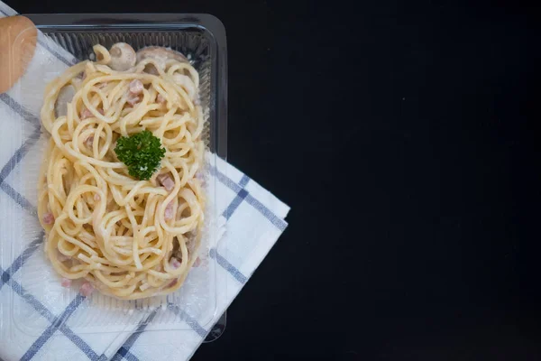 Spaghetti Carbonara z boczkiem i szynką — Zdjęcie stockowe