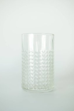 Beyaz arkaplanda boş bardak