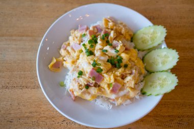 Pirinçli jambonlu omlet. 