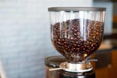 Otomatik profesyonel kahve makinesi ve kahve öğütücüsü.