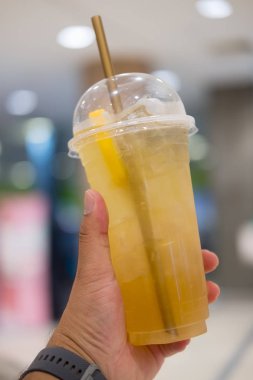 Buzlu çay, limonata, limon ve altın kamışla karıştırılmış.