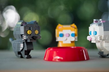 Plastik oyuncak kedinin şirinliği.