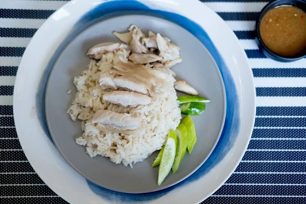 Rice steamed with chicken soup (hainanese chicken rice) — Stock Photo, Image