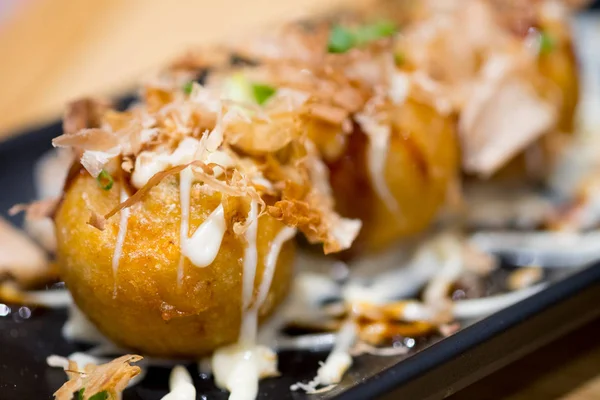 Takoyaki top şeklinde bir Japon aperatifi.