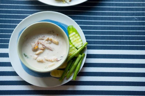 Eintopf Krabben mit Kokosmilch-Dip mit frischem Gemüse, thailändischem Essen — Stockfoto