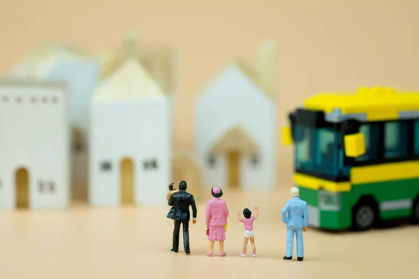 Miniatuur mensen: Kinderen, studenten die met schoolbus naar school gaan. Beeldgebruik voor terug naar school, onderwijsconcept. — Stockfoto