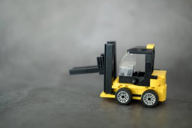 Siyah arkaplanda sarı forklift modeli