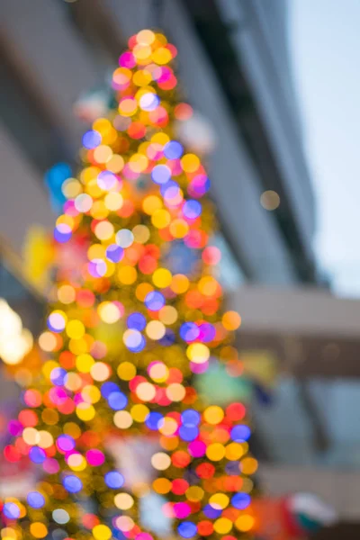 Noel ağacı arkaplanı bokeh ışıklarıyla bulanık — Stok fotoğraf