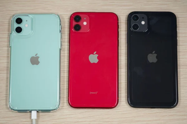 Бангкок, Таиланд - 24 ноября 2019 года: Новый продукт iPhone 11 (красный, черный и зеленый). Три смартфона компании Apple крупным планом . — стоковое фото