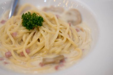 Klasik ev yapımı carbonara makarnası.