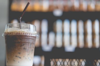 Plastik bardakta buzlu latte kahve.