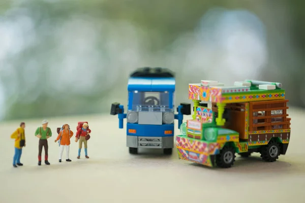 Personas en miniatura: Mochilero viajero de pie con camiones agrícolas tailandeses y taxi de estilo tailandés. Conceptos de viaje y aventura en Tailandia — Foto de Stock