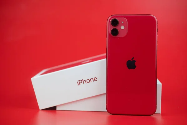 Бангкок, Таиланд - 24 ноября 2019 года: Apple iPhone 11 PREDUCT RED на красном фоне. Смартфоны от Apple . — стоковое фото