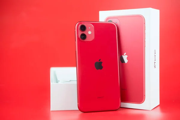 Бангкок, Таиланд - 24 ноября 2019 года: Apple iPhone 11 PREDUCT RED на красном фоне. Смартфоны от Apple . — стоковое фото