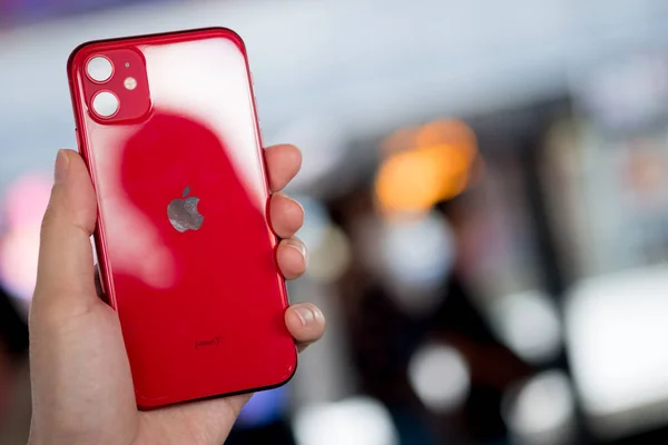 Бангкок, Таиланд - 24 ноября 2019 года: Оборотная сторона iPhone 11 красного цвета у молодого человека — стоковое фото