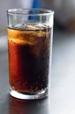 Buz küpleri ile tatlandırılmış soğuk yumuşak içecek canlandırıcı pop