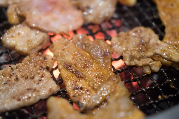 Carne di maiale grigliata, una cottura di cibo su griglia wagyu — Foto Stock