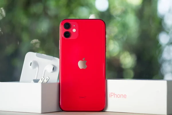 Бангкок, Таиланд - Номер 26, 2019: Apple iPhone 11 PRODUCT RED. Крупный план нового смартфона от Apple и коробки от него с зарядным устройством, наушниками и адаптером . — стоковое фото