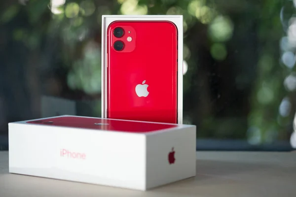 Бангкок, Таиланд - Номер 26, 2019: Закрытие новой системы двойной камеры iPhone 11 красным цветом. Это тринадцатое поколение iPhone с более низкой ценой — стоковое фото