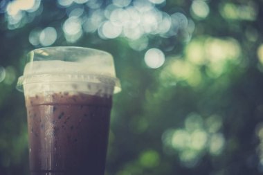 Plastik bardakta köpüklü buzlu kahve. 