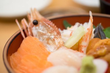 Taze çiğ deniz ürünleri karışık pirinç kasesi (Kaisen-don, Japon Lezzetli Yemekleri).