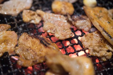 Izgara domuz eti, wagyu ızgarasında yemek.