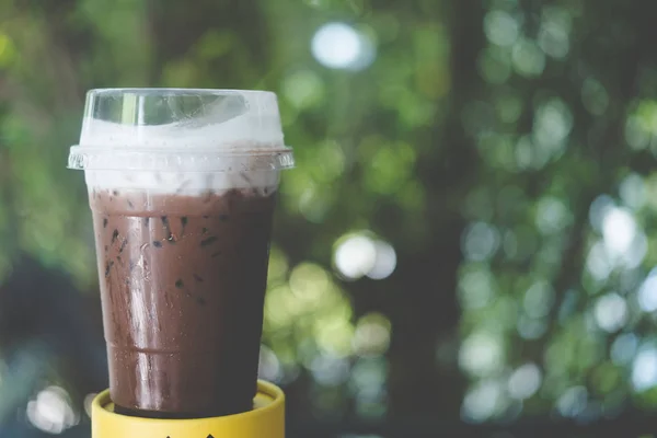 Eiskaffee-Mokka mit Schaummilch in Kunststoffglas — Stockfoto