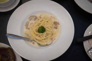 Klasik ev yapımı carbonara makarnası.