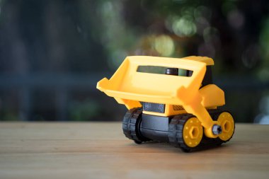 Sarı oyuncak buldozer 