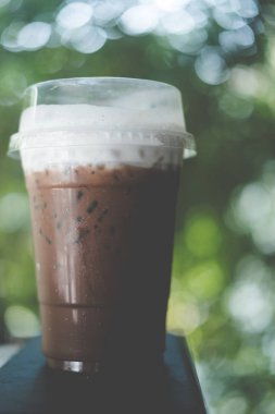 Plastik bardakta köpüklü buzlu kahve. 