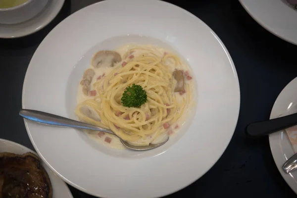 Classica pasta alla carbonara fatta in casa — Foto Stock