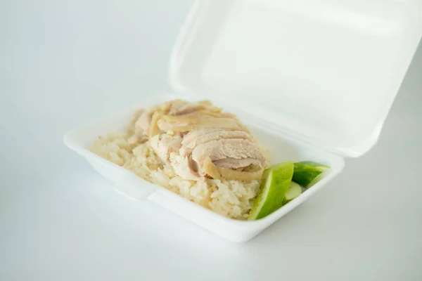Nasi ayam hainan atau nasi ayam uap dalam kotak busa — Stok Foto
