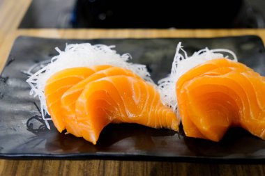 Taze dilimlenmiş somon balığı veya somon balığı. 