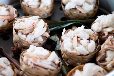 Tayland buğulama tencerede pişen haşlanmış yengeç eti.