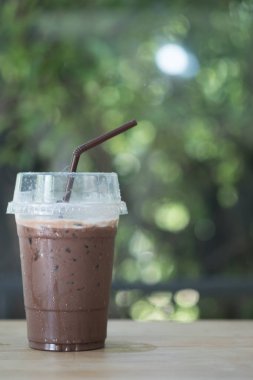 Tek kullanımlık plastik bardakta buzlu çikolata