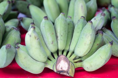 Bir demet yeşil muz