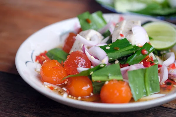 Yema de huevo salada picante con ensalada tailandesa de cebolla — Foto de Stock