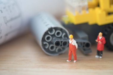 Minyatür insanlar: ev inşa etmek için çalışıyorlar