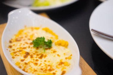 Fırında mısır ve peynir.