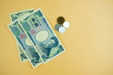 Japon yenlerinin kapanışı. Faturalar ve paralar.