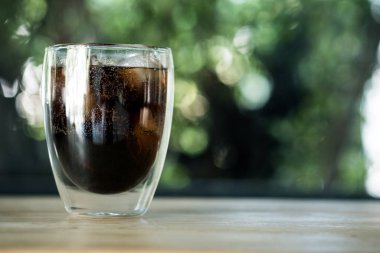 Buzlu, berrak bardakta soğuk içecek.