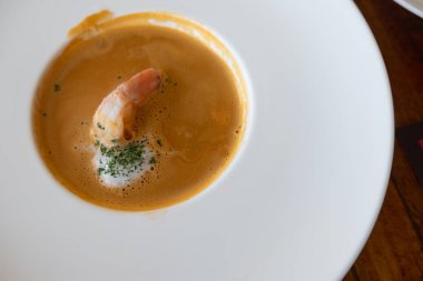 Karidesli karides kremalı çorba, tabakta maydanoz.