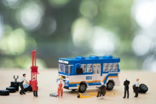 Minyatür insanlar: Tayland halk otobüsünü tamir eden işçiler. Araba servisi ve onarım. Bakım kavramı. — Stok fotoğraf