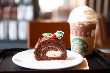 Bangkok, Tayland - 8 Aralık 2019: Krem şantili buzlu mocha ve noel pastası Starbucks 'taki kahve dükkanının Noel' de yaptığı ürün. Meşhur kahve markası Usa kökenlidir.
