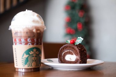 Bangkok, Tayland - 8 Aralık 2019: Krem şantili buzlu mocha ve noel pastası Starbucks 'taki kahve dükkanının Noel' de yaptığı ürün. Meşhur kahve markası Usa kökenlidir.